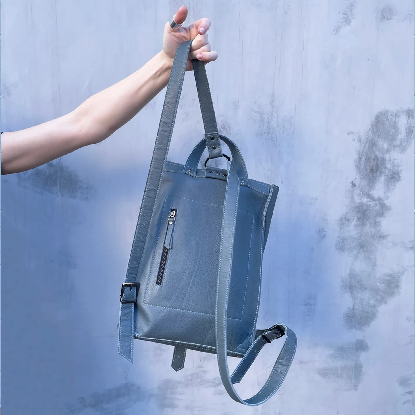 Handgefertigter Klappdeckel-Rucksack mit Schnallenverschluss und verstellbaren Gurten