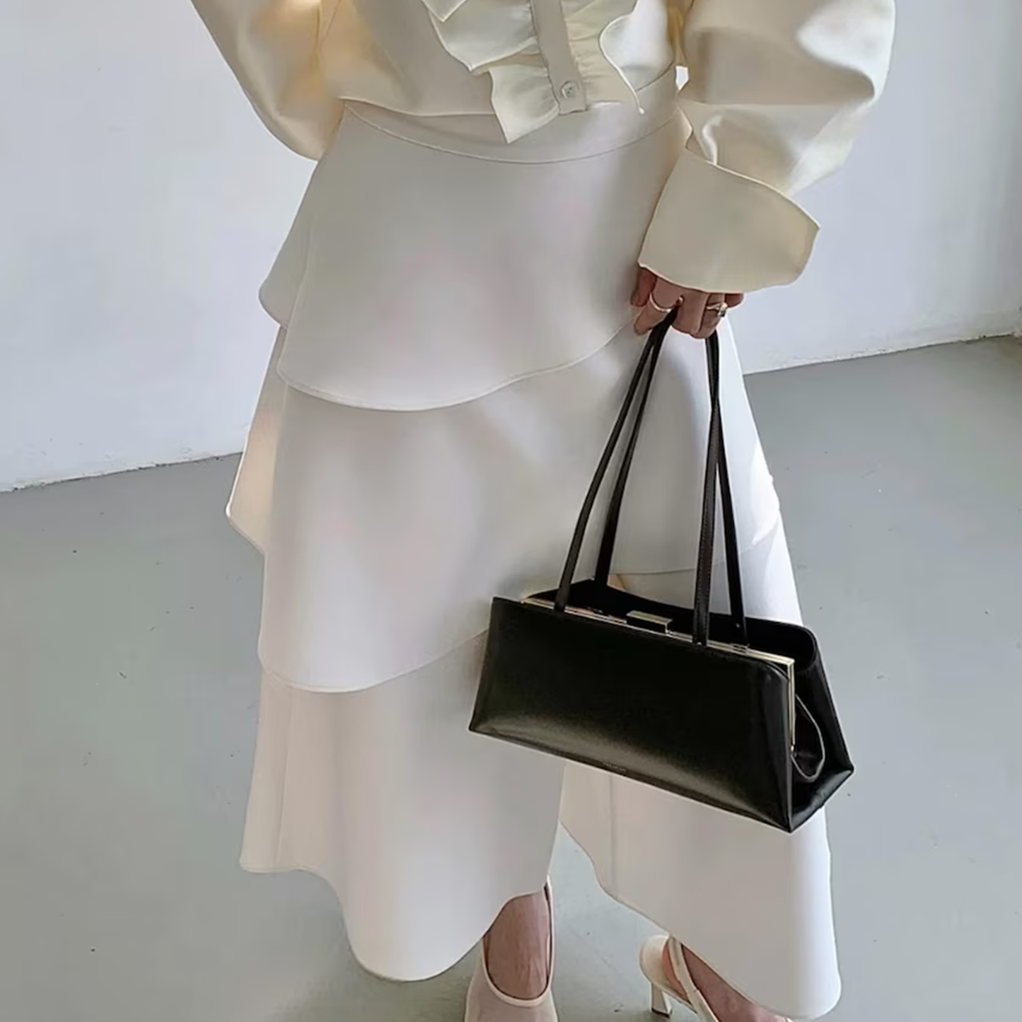 Elegante Rahmenhandtasche mit festem Metallverschluss und zwei unterschiedlichen Tragegriffen