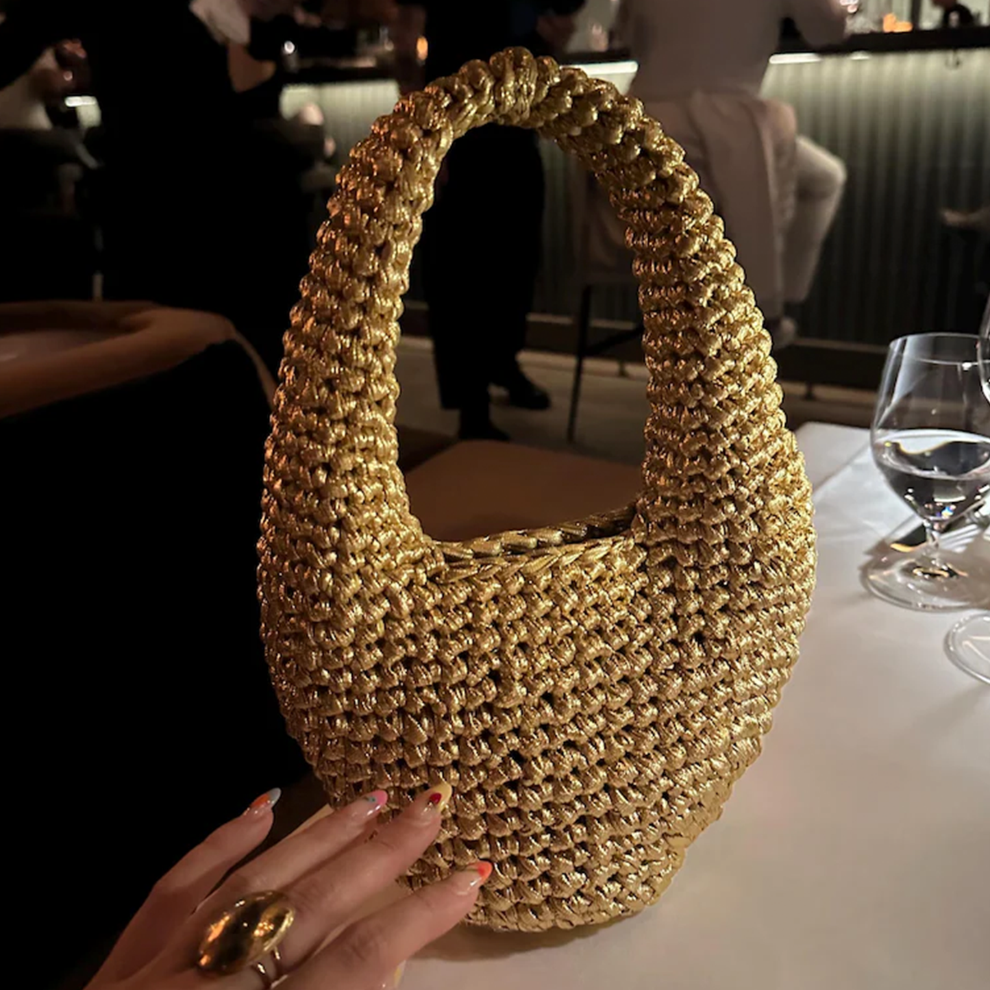 Metallisch glänzende gehäkelte Mini-Handtasche mit integriertem geschwungenem Tragegriff im trendigen Monddesign