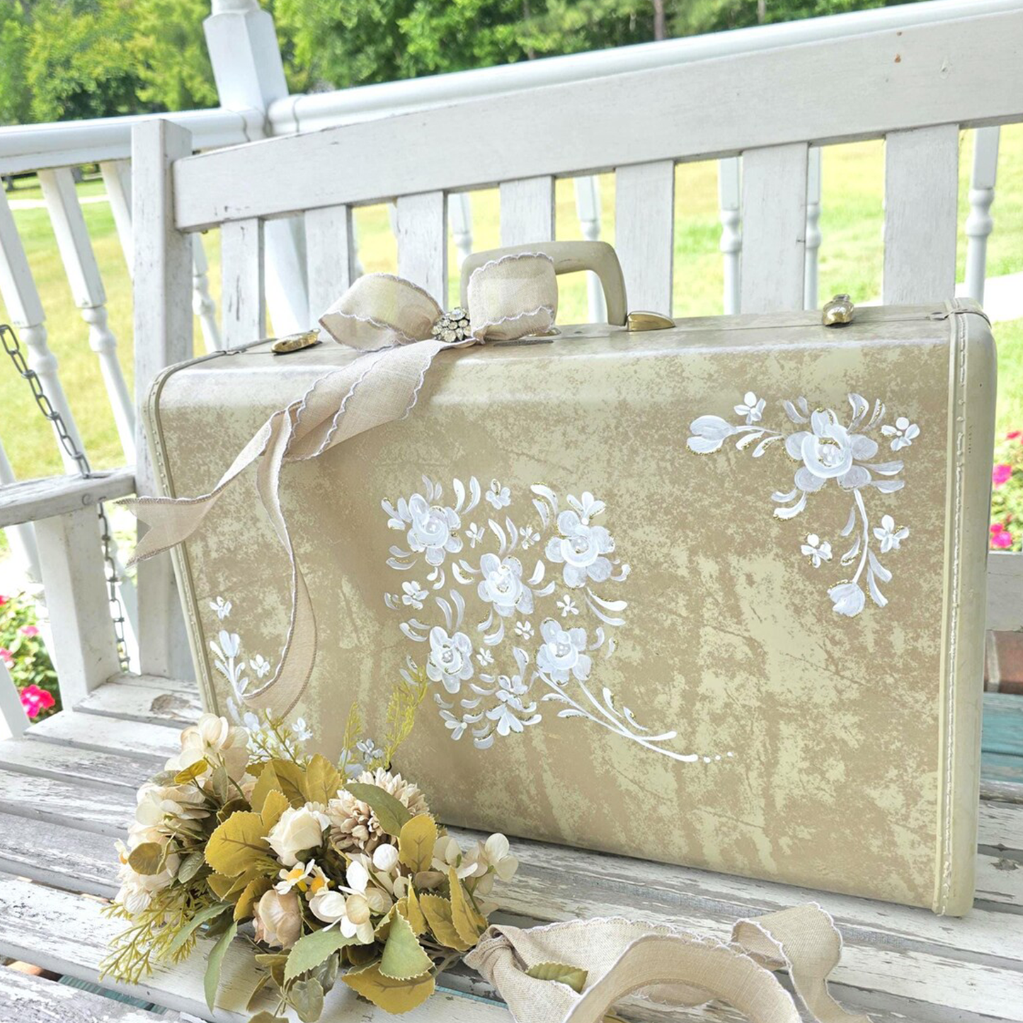 Vintage Koffer mit handbemalten weißen Floralmotiven und Messingverschlüssen