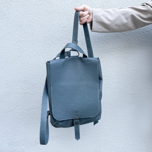 Handgefertigter Klappdeckel-Rucksack mit Schnallenverschluss und verstellbaren Gurten