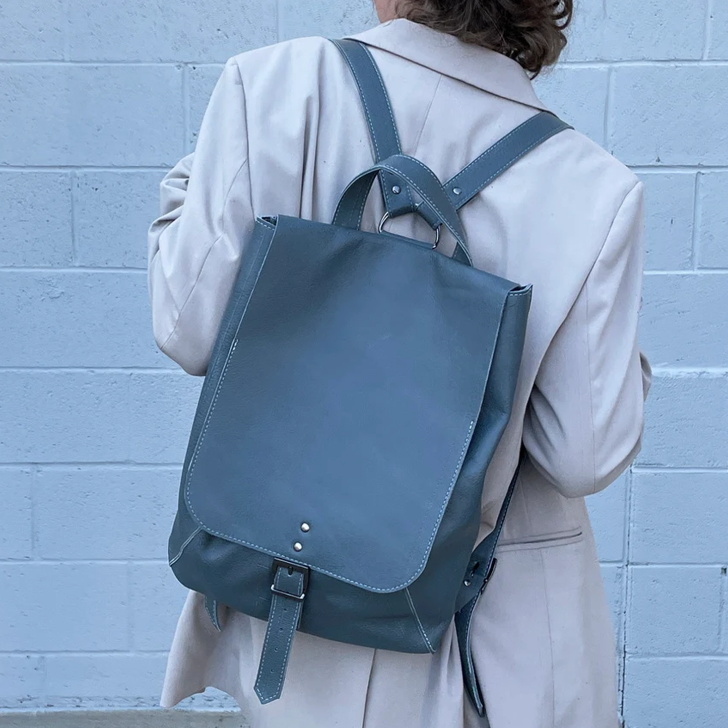 Handgefertigter Klappdeckel-Rucksack mit Schnallenverschluss und verstellbaren Gurten