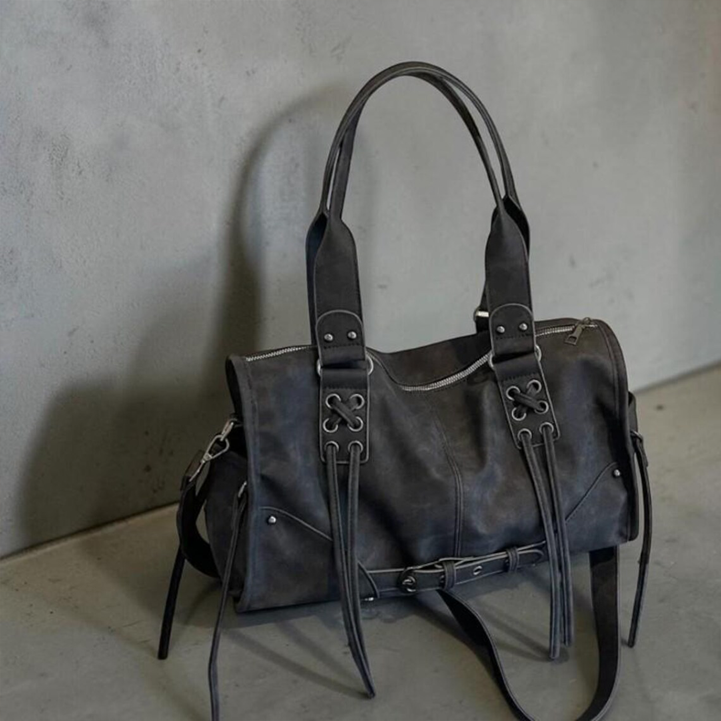 Edgy Retro Schultertasche mit Schnür- und Quastendetails, Gürtelbesatz und abnehmbarem Umhängegurt