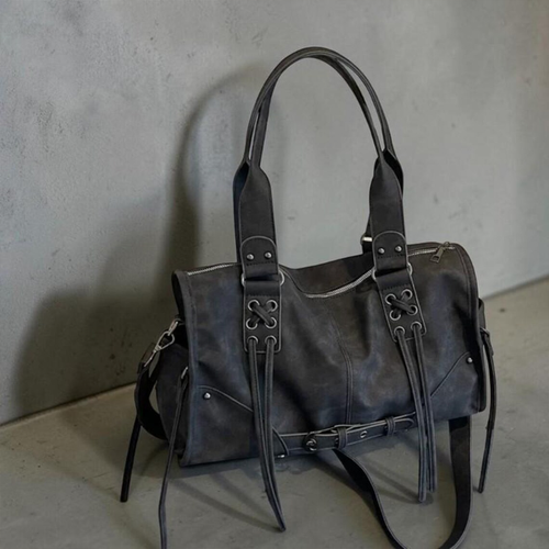 Edgy Retro Schultertasche mit Schnür- und Quastendetails, Gürtelbesatz und abnehmbarem Umhängegurt