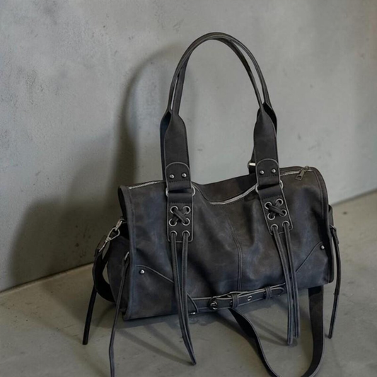 Edgy Retro Schultertasche mit Schnür- und Quastendetails, Gürtelbesatz und abnehmbarem Umhängegurt