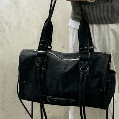 Edgy Retro Schultertasche mit Schnür- und Quastendetails, Gürtelbesatz und abnehmbarem Umhängegurt