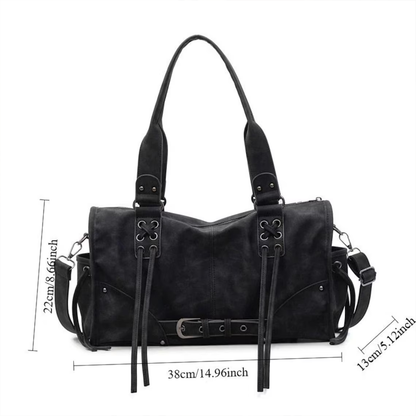 Edgy Retro Schultertasche mit Schnür- und Quastendetails, Gürtelbesatz und abnehmbarem Umhängegurt