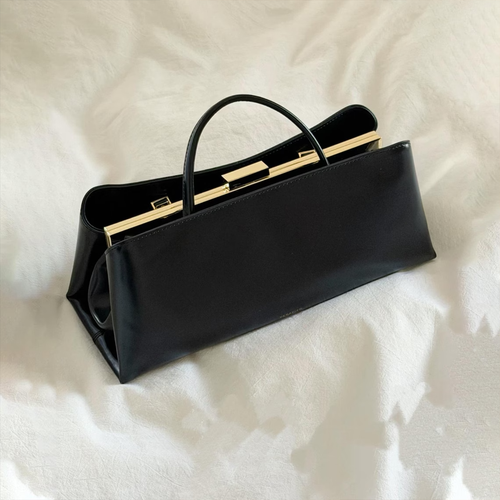 Elegante Rahmenhandtasche mit festem Metallverschluss und zwei unterschiedlichen Tragegriffen