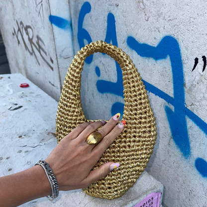 Metallisch glänzende gehäkelte Mini-Handtasche mit integriertem geschwungenem Tragegriff im trendigen Monddesign