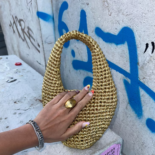 Metallisch glänzende gehäkelte Mini-Handtasche mit integriertem geschwungenem Tragegriff im trendigen Monddesign