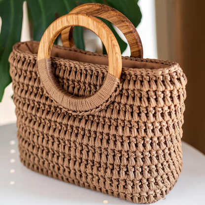 Gehäkelte Korbhandtasche mit zwei massiven Holzringgriffen und weichem Futter für sommerliche Ausflüge
