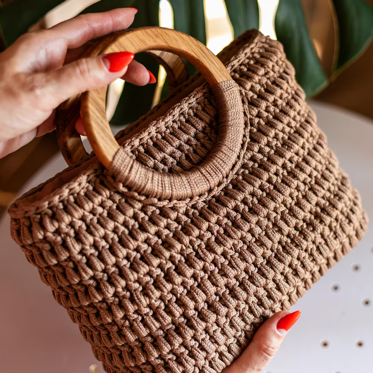 Gehäkelte Korbhandtasche mit zwei massiven Holzringgriffen und weichem Futter für sommerliche Ausflüge