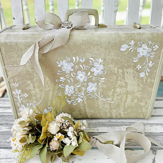Vintage Koffer mit handbemalten weißen Floralmotiven und Messingverschlüssen