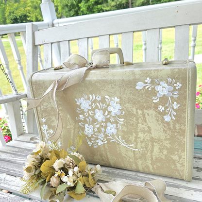 Vintage Koffer mit handbemalten weißen Floralmotiven und Messingverschlüssen