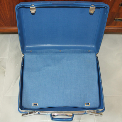 Vintage Hartschalen Reisekoffer in Königsblau mit Metallverschlüssen und Trennfach