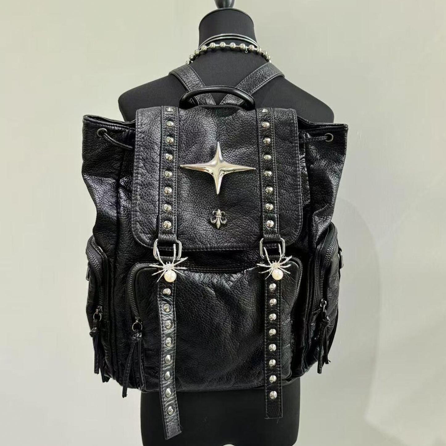 Unisex Rucksack im Y2K Stil mit Metallsternbesatz, Nieten und Spinnen-Dekoren