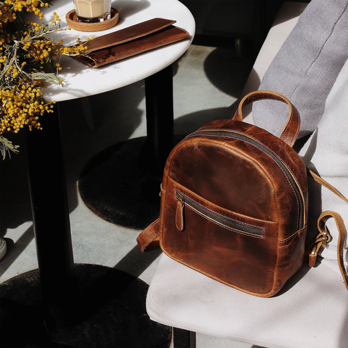 Kleiner Mini-Rucksack im minimalistischen Design mit Fronttasche und verstellbaren Gurten