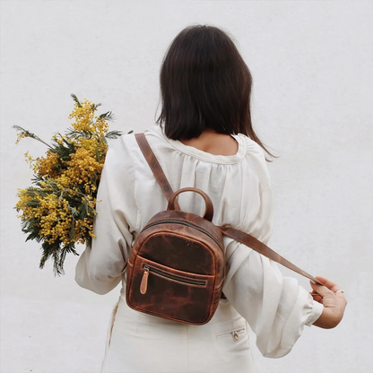 Kleiner Mini-Rucksack im minimalistischen Design mit Fronttasche und verstellbaren Gurten